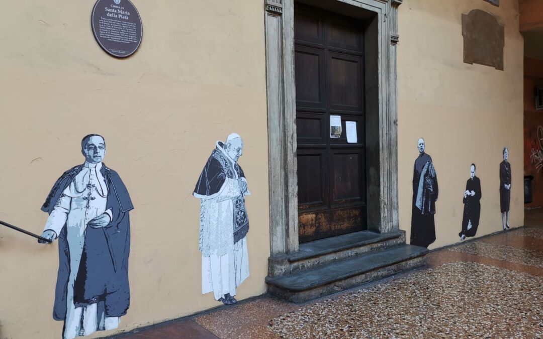 Stencils e figure di carta sulla Chiesa della Carità in via San Vitale, Italia Nostra Bologna scrive alle istituzioni
