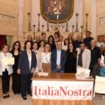 Lecce: grande partecipazione di pubblico all’inaugurazione della Mostra d’Arte Collettiva di fine corsi anno 2025-2026