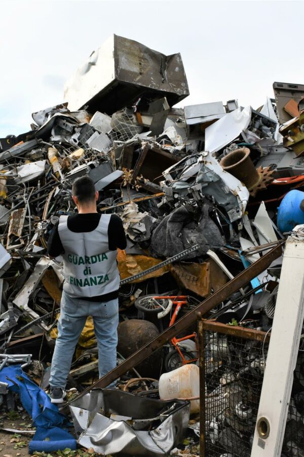 GDF ROAN Pescara: sequestro di un’area aziendale utilizzata per illecita gestione di rifiuti pericolosi