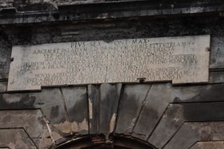 Rocca Subiaco ingresso principale (attualmente utilizzato per accesso al museo) con evidenti danni (intonaci e lapide)