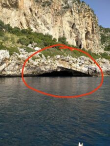 Praia a Mare: dopo i Gigli di Mare, la Grotta del Leone, ora la Grotta Azzurra. Mascalzoni all’opera.