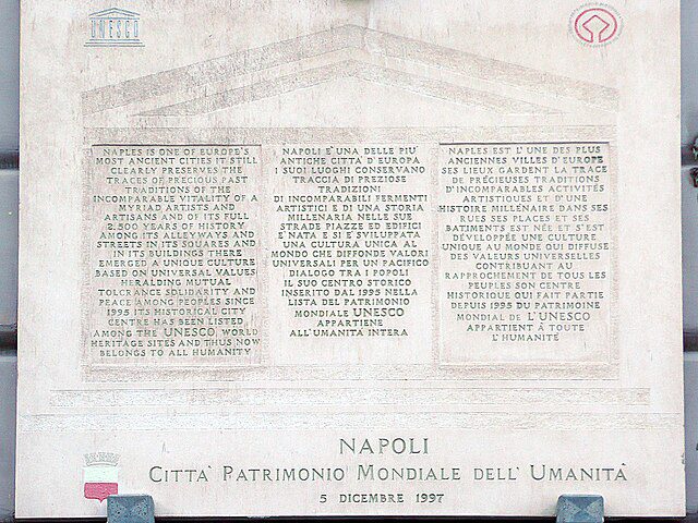 Italia Nostra non ha sottoscritto la richiesta di rimozione da piazza del Gesù della targa Unesco che riconobbe il Centro Storico di Napoli come Patrimonio dell’Umanità