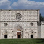 Gradonate alla Porta Santa della Basilica di S. Maria di Collemaggio all’Aquila