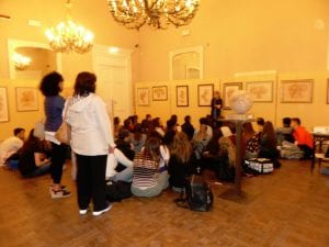 Gruppo alunni Liceo Artistico ascolta la presentazione dell'artista