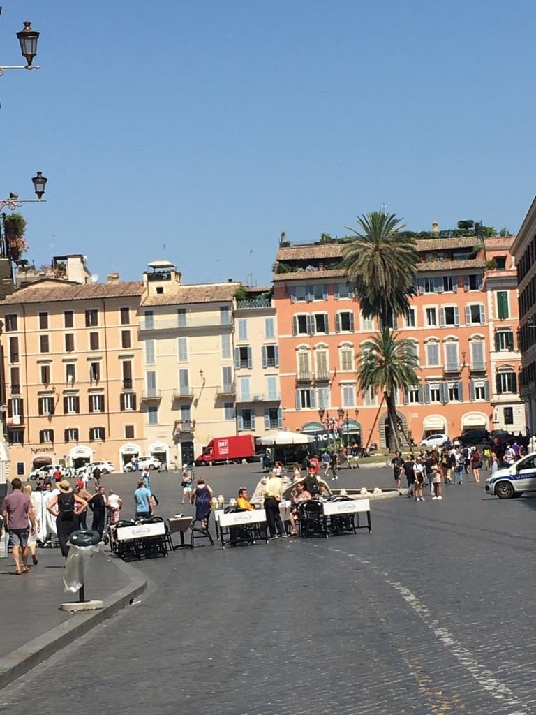 Roma: Piazza di Spagna invasa dai tavolini. Intervenga il Ministero