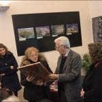 Tatjana Bandi dona al prof Voza una sua opera