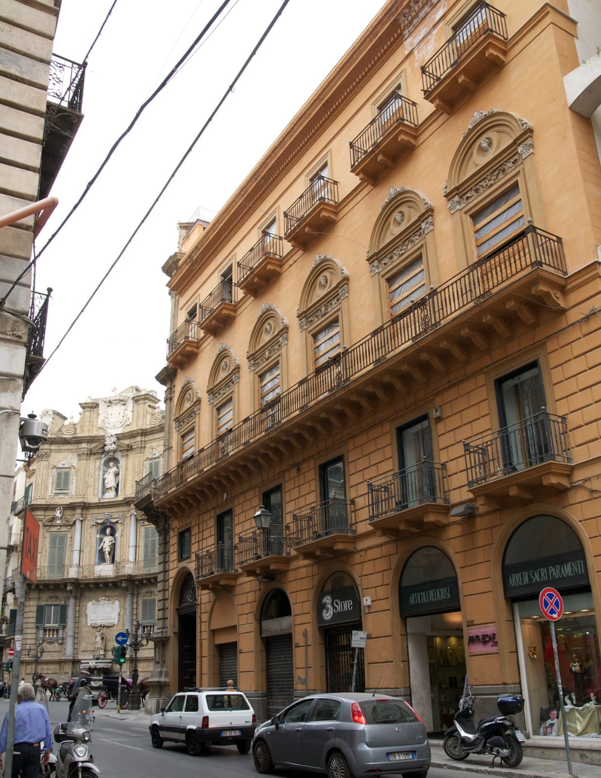 Beni comuni: a Palermo la vicenda della vendita giudiziaria di Palazzo Di Napoli è emblematica