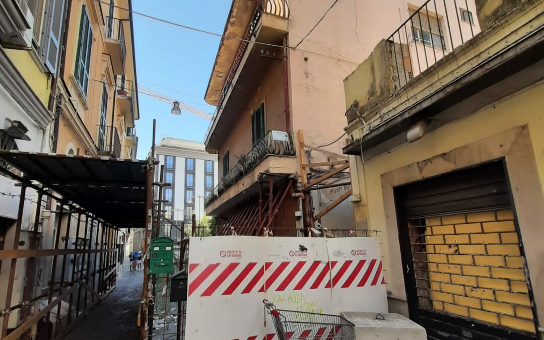 Centro storico di Caserta.   Abbattimento edificio in via Vico 