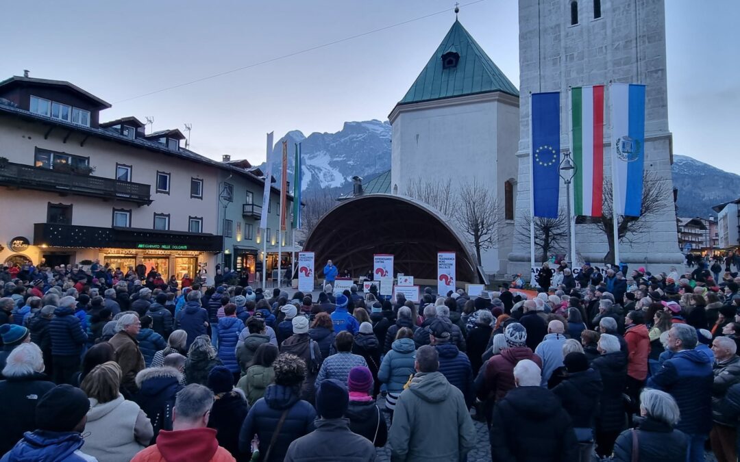 “Riprendiamoci Cortina”: una piazza pienissima per la manifestazione indetta su Olimpiadi 2026