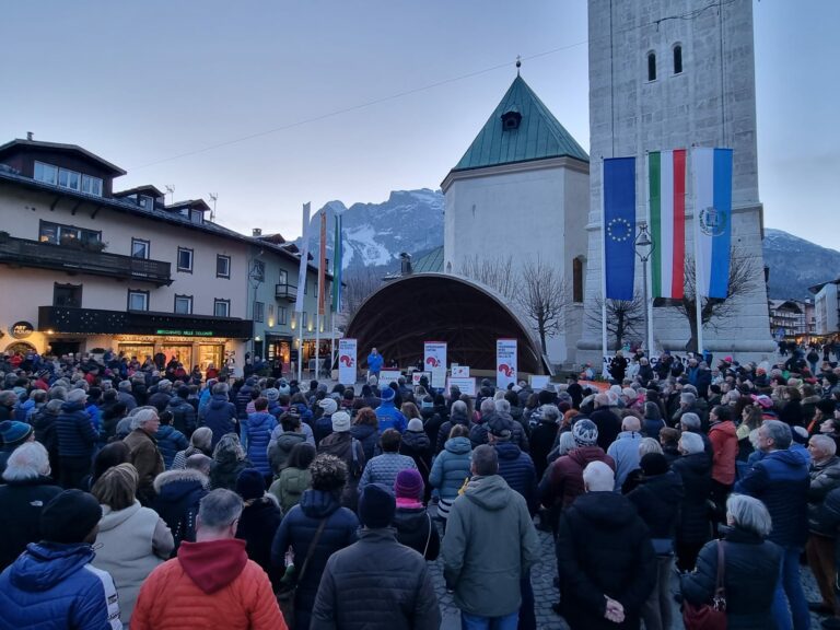 “Riprendiamoci Cortina”: una piazza pienissima per la manifestazione indetta su Olimpiadi 2026