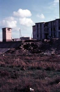 Resti di fortificazione di epoca greca sull’argine del fiume Esaro (foto degli  anni ’70) 