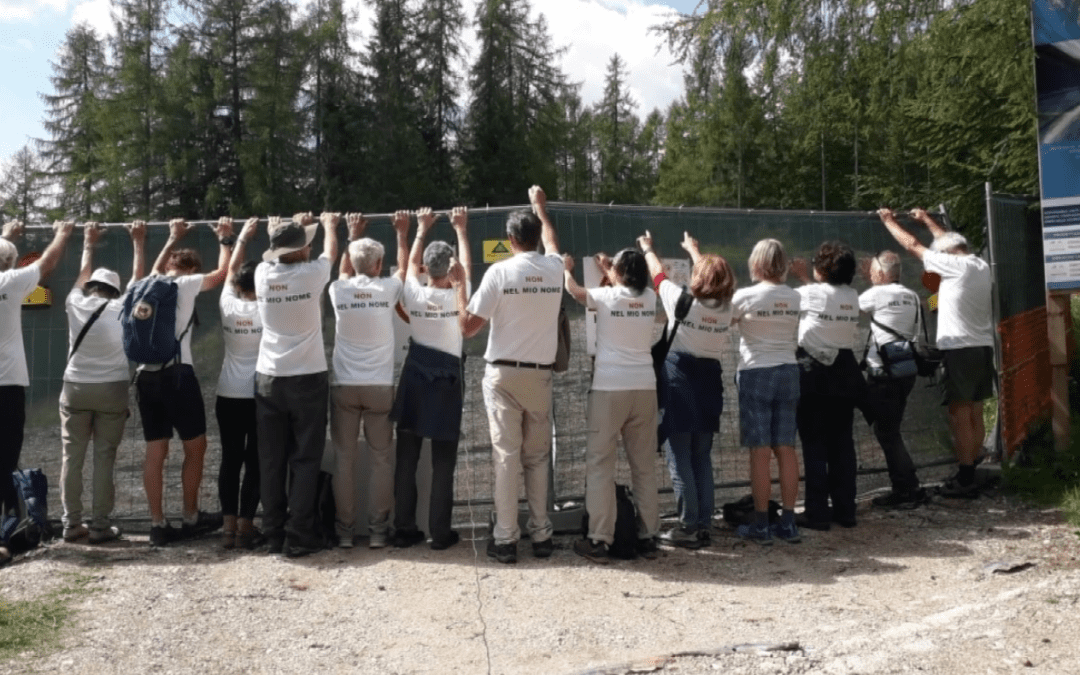 Flash mob a Cortina contro la costruzione del nuovo Sliding center
