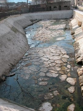Quale destino per la “strada antica”, di epoca romana, rinvenuta nell’alveo del torrente Calderari a Bojano, in Molise?