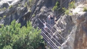 turisti che scavalcano cancello scalinata